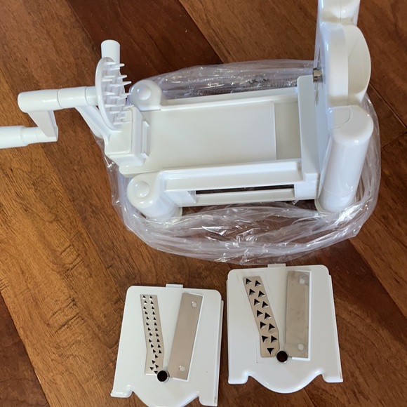 Spiral Vegetable Slicer and Spiral Cookbook Never used - Picture 11 of 13